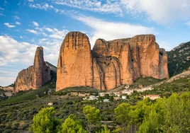 Las impactantes moles rocosas que se alzan a 275 m sobre pequeños pueblos de Aragón