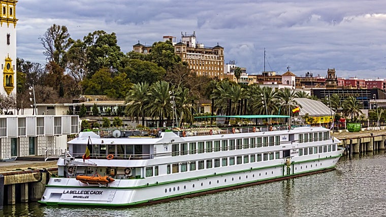 Crucero Belle de Cadix atracado en Sevilla