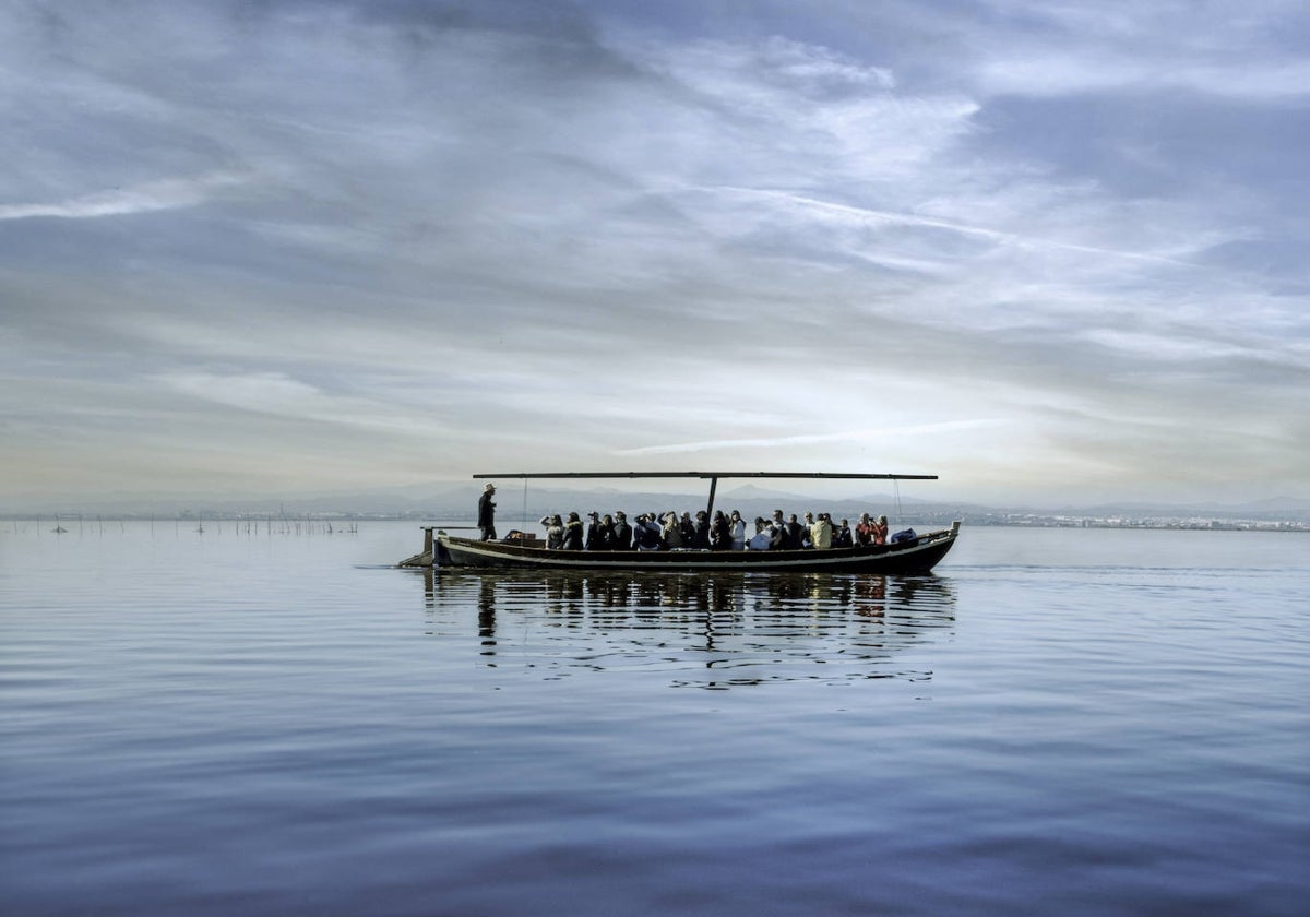 Una embarcación con turistas en la Albufera de Valencia