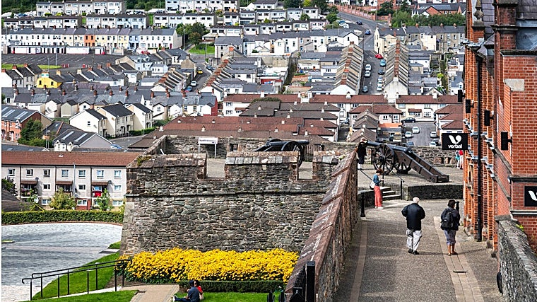 Las murallas y el barrio de Bogside, en Derry