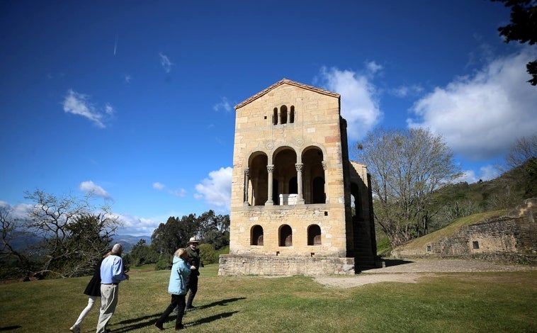 Imagen principal - Santa María del Naranco es un palacio (aunque durante siglos se empleó como iglesia) cuyo bello mirador de tres arcos es desde hace muchos años la imagen institucional del turismo de Asturias. Debajo, a la izquierda, San Julián de los Prados, del siglo IX; a la derecha, el Teatro Campoamor, célebre tanto por albergar una de las mejores temporadas de ópera de España como por ser cada año la sede de la entrega de los Premios Princesa de Asturias