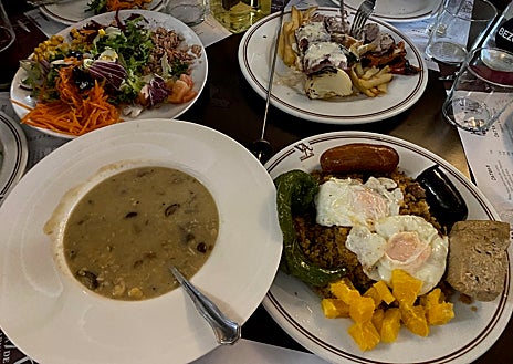 Imagen secundaria 1 - Celda de Luis Candelas, platos del restaurante y azulejo conmemorativo