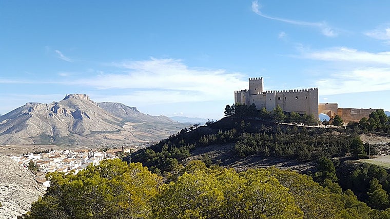 Vista de Vélez-Blanco, presidido por su impresionante castillo.