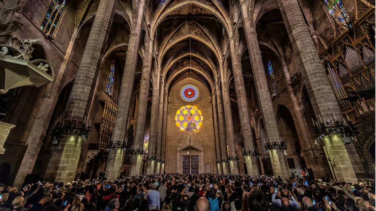 El fenómeno del ocho en una catedral de Palma abarrotada de curiosos