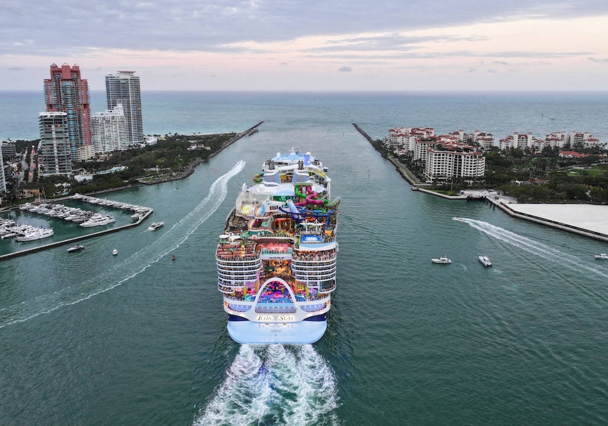 El Icon of the Seas abandona Miami para emprender su viaje inaugural
