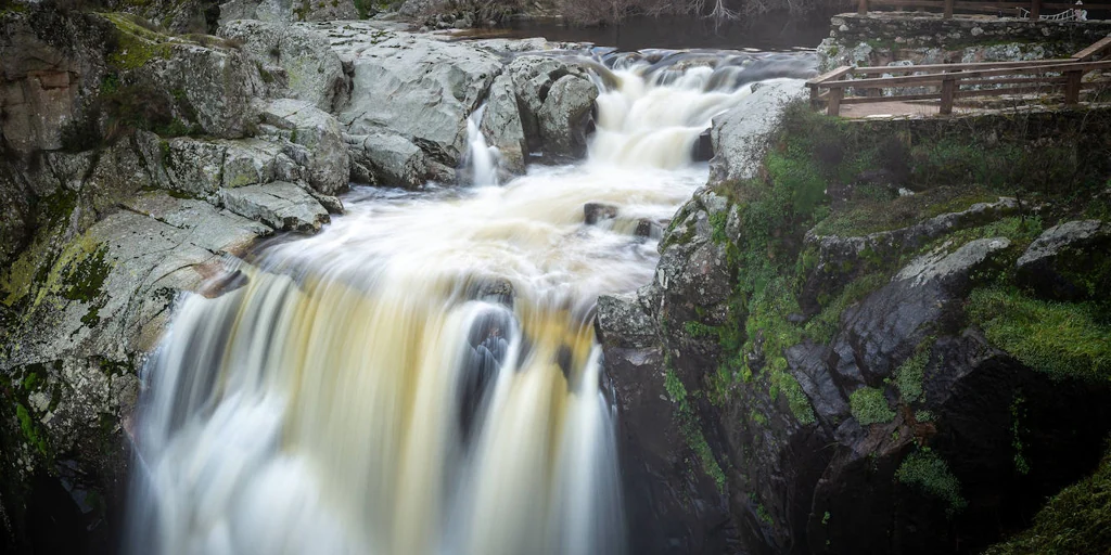 La cascada de 50 metros que es un espectáculo atronador en las Arribes del Duero