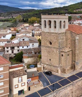 Imagen secundaria 2 - El emeritorio medieval, el azud o lago de Pareja, una infraestructura perteneciente al embalse de Entrepeñas, y la iglesia 