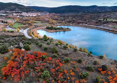 Imagen secundaria 1 - El emeritorio medieval, el azud o lago de Pareja, una infraestructura perteneciente al embalse de Entrepeñas, y la iglesia 