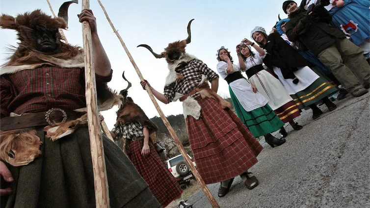 Personajes que parecen de la Edad Media: el carnaval que hay que ver en el Pirineo aragonés