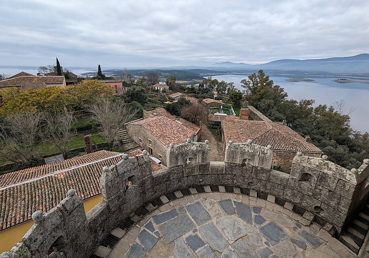 Granadilla y el embalse Gabriel y Galán desde la torre del castillo