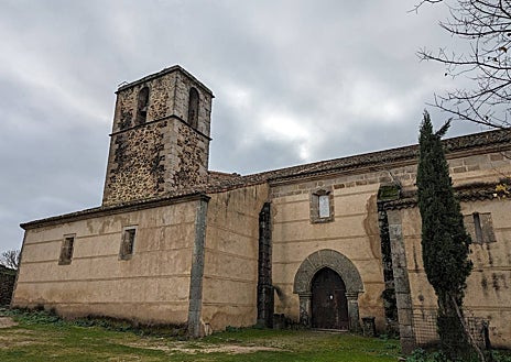 Imagen secundaria 1 - La visita requiere al menos un par de horas. Solo el paseo por la muralla (se puede recorrer a pie casi por completo) exige un tiempo. En la calle principal están las casas mejor conservadas y recuperadas. Sobre estas líneas, a la izquierda, la iglesia parroquial de la Asunción, del siglo XVI.