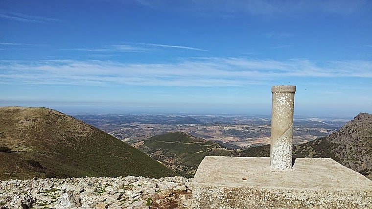 Vértice geodésico del pico El Terril en el límite entre Algámitas y Pruna.
