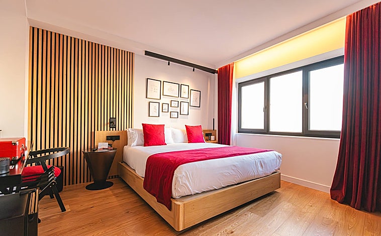 Imagen principal - El hotel Olom está situado a los pies de la Catedral de Cádiz, en el casco histórico.