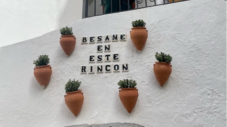 Uno de los azulejos que suponen una parada en esta curiosa ruta que propone el Ayuntamiento de Setenil de los Bodegas