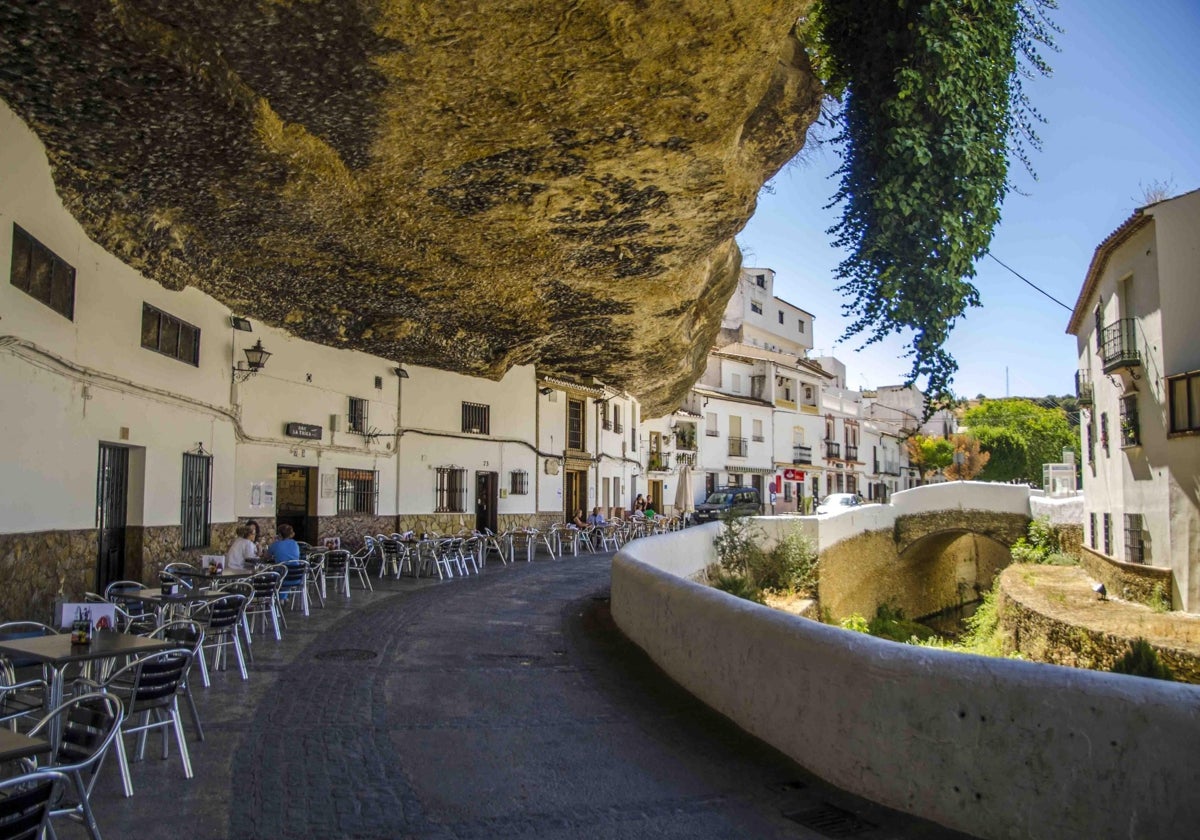 La localidad de Setenil de las Bodegas es uno de los lugares más pintorescos y románticos de toda Andalucía