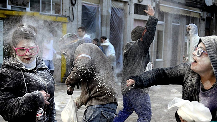 Cientos de personas se lanzan una mezcla de harina y salvados ('farelos') en el el llamado domingo fareleiro