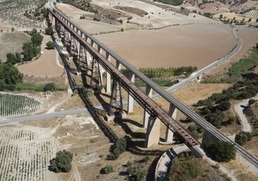 Así es el puente de hierro más largo de España: un 'hito visual' de la escuela de Eiffel
