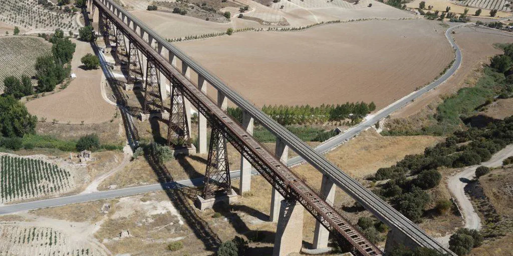 Así es el puente de hierro más largo de España: un ‘hito visual’ de la escuela de Eiffel