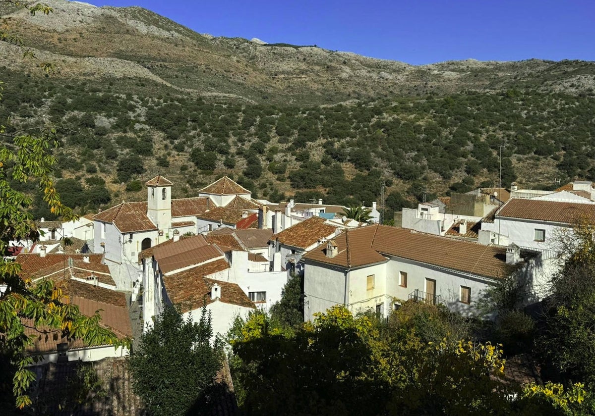 Parauta (Málaga), pueblo de casas blancas rodeado de bosques encantados
