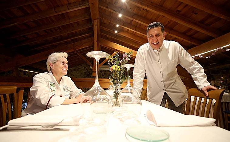 Imagen principal - En la foto superior, Casa Chema, en las afueras (El Cordial, El Caleyo), donde la guisandera Joaquina Rodríguez elabora una de las mejores fabadas de Asturias. Sobre estas líneas, la Confitería Rialto y la sidrería Alterna
