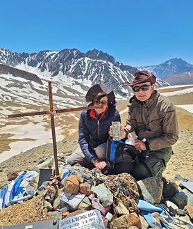 Imagen secundaria 2 - En el hotel Termas El Sosneado aún hay una piscina de aguas termales (menos caliente que en la época del accidente). Del hotel salen las excursiones hacia el lugar del accidente, donde hay un monolito en recuerdo de las víctimas.