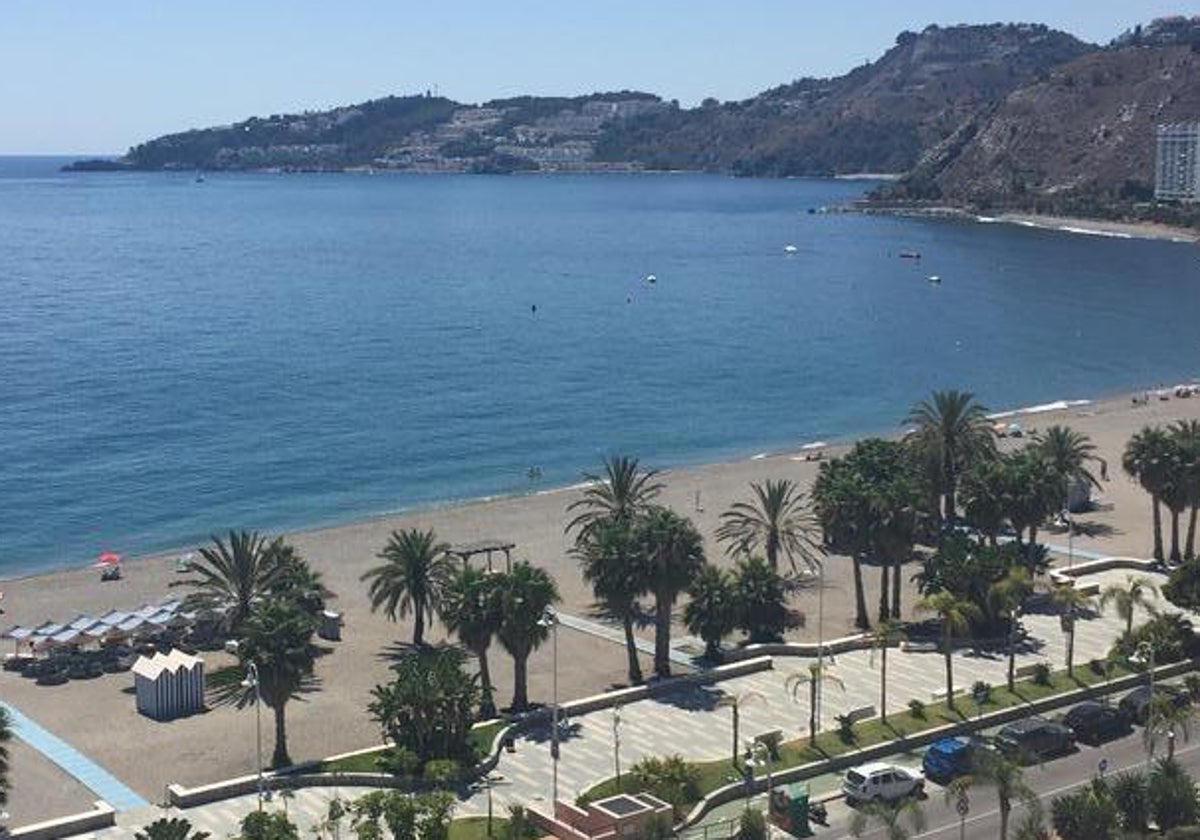 Playa de San Cristóbal en Almuñécar (Granada) desde el Hotel Helios Tropical