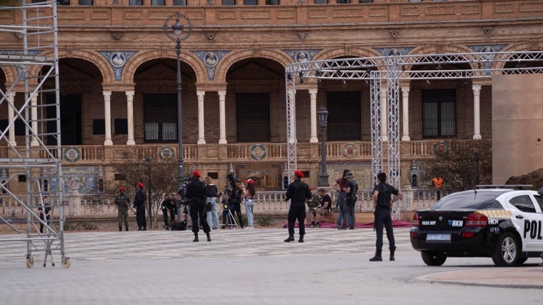 Rodaje de la serie 'Kaos' en la plaza de España de Sevilla.