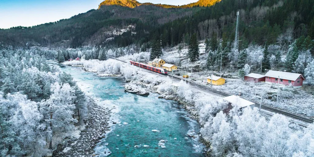 El viaje en tren de siete horas y barato por uno de los paisajes más bellos del mundo