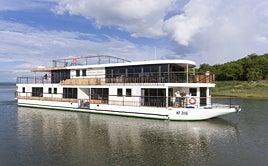 Un pequeño crucero fluvial en el río Zambeze