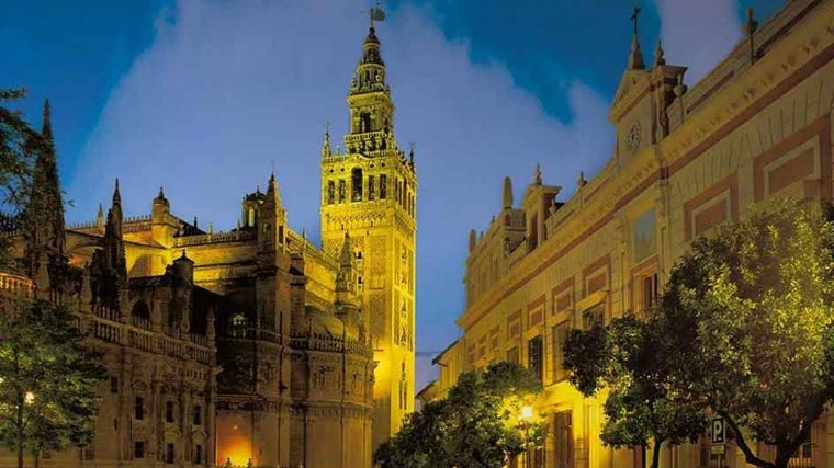 La Catedral, el Real Alcázar y el Archivo de Indias se encuentran en Sevilla, a pocos metros de distancia