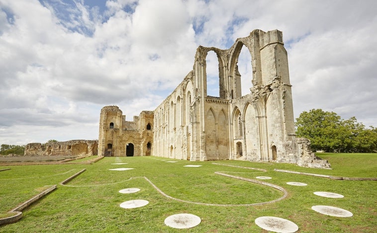 Imagen principal - En la foto superior, la Abadía de San Pedro de Maillezais. Sobre estas líneas, a la izquierda, Fontenay-le-Comte, capital de Vendée hasta principios del siglo XIX y escenario de algunas de las batallas que los campesinos ganaron en la guerra. A la derecha, Mont des Alouttes. Los campesinos utilizaron estos molinos para comunicarse.