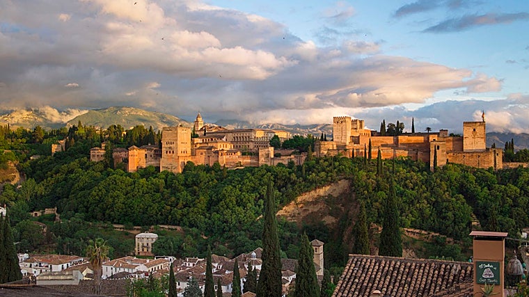 En Granada, los recién casados pueden visitar la Alhambra, asistir a un espectáculo flamenco o simplemente pasear por sus bellas calles