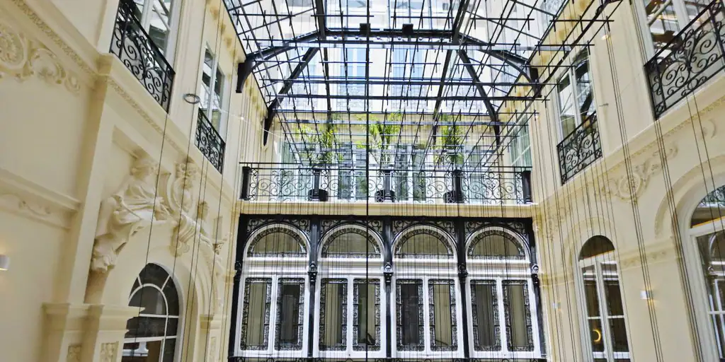 El Palacio Gran Vía de Granada, un hotel con historia que conserva la herencia del emblemático banco que lo precedió