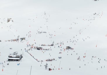 La estación con más espesor de nieve en España (tienen que desenterrar el telesilla)