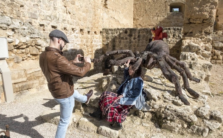 Imagen principal - Después de ser usado en cada uno de los programas, los diseños de Juan Vila quedaban aparcado en un oscuro almacén sin más utilidad que acumular polvo. Hasta que apareció en su camino este castillo vallisoletano