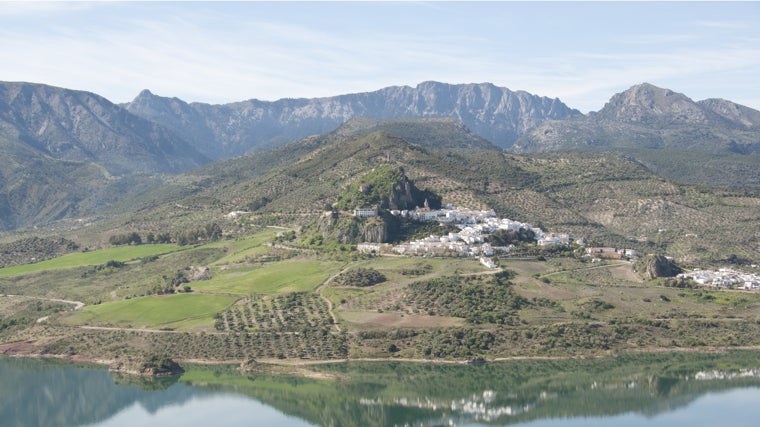 El municipio de Zahara de la Sierra, en Cádiz, se encuentra ubicado encima de una roca que domina todo el panorama desde las alturas