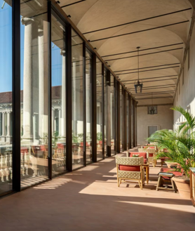 Imagen secundaria 2 - Fotografías del spa, una de las habitaciones y galerías del hotel Portrait Milano