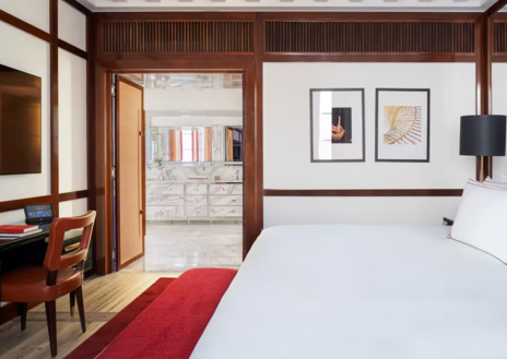 Imagen secundaria 1 - Fotografías del spa, una de las habitaciones y galerías del hotel Portrait Milano