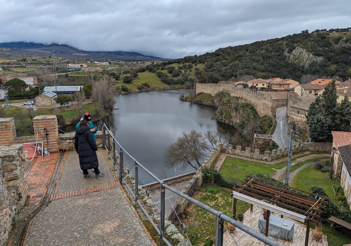 Vista desde el adarbe de la muralla, con el río Lozoya que abraza el pueblo