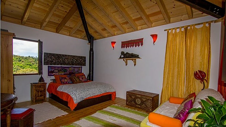 Esta casa rural, que se encuentra en la localidad de El Castaño de El Robledo, cuenta incluso con una habitación equipada con un jacuzzi para dos personas