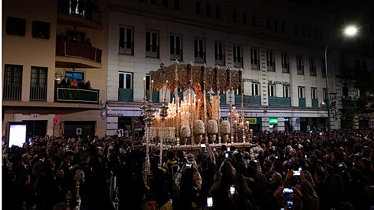 Salida de la Macarena enla Madrugá de Sevilla