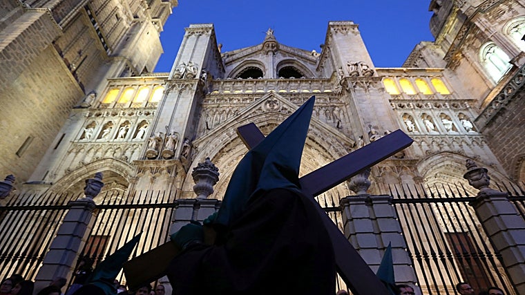 Salida de la procesión de Jueves Santo en Toledo a su paso por la catedral primada
