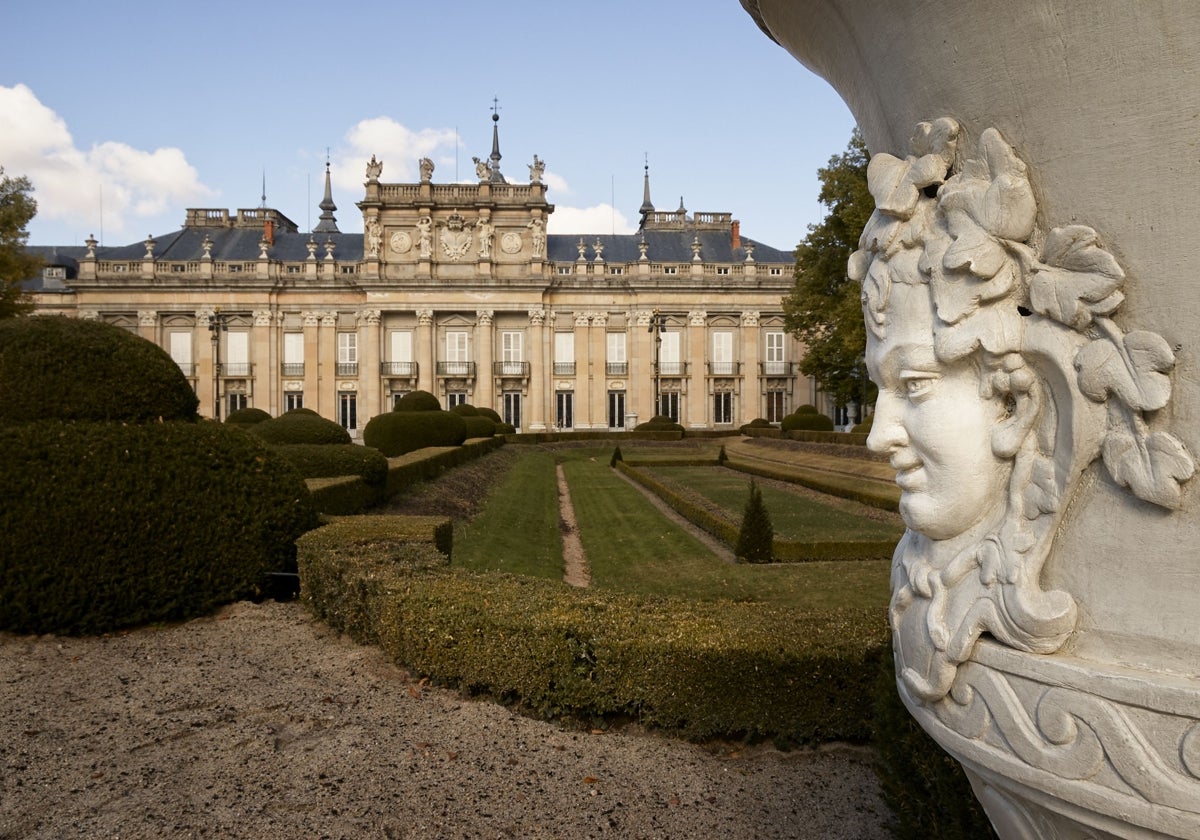 Uno de los jarrones que adornan los jardines del Palacio Real de la Granja de San Ildefonso