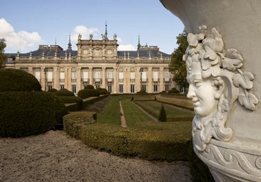Uno de los jarrones que adornan los jardines del Palacio Real de la Granja de San Ildefonso
