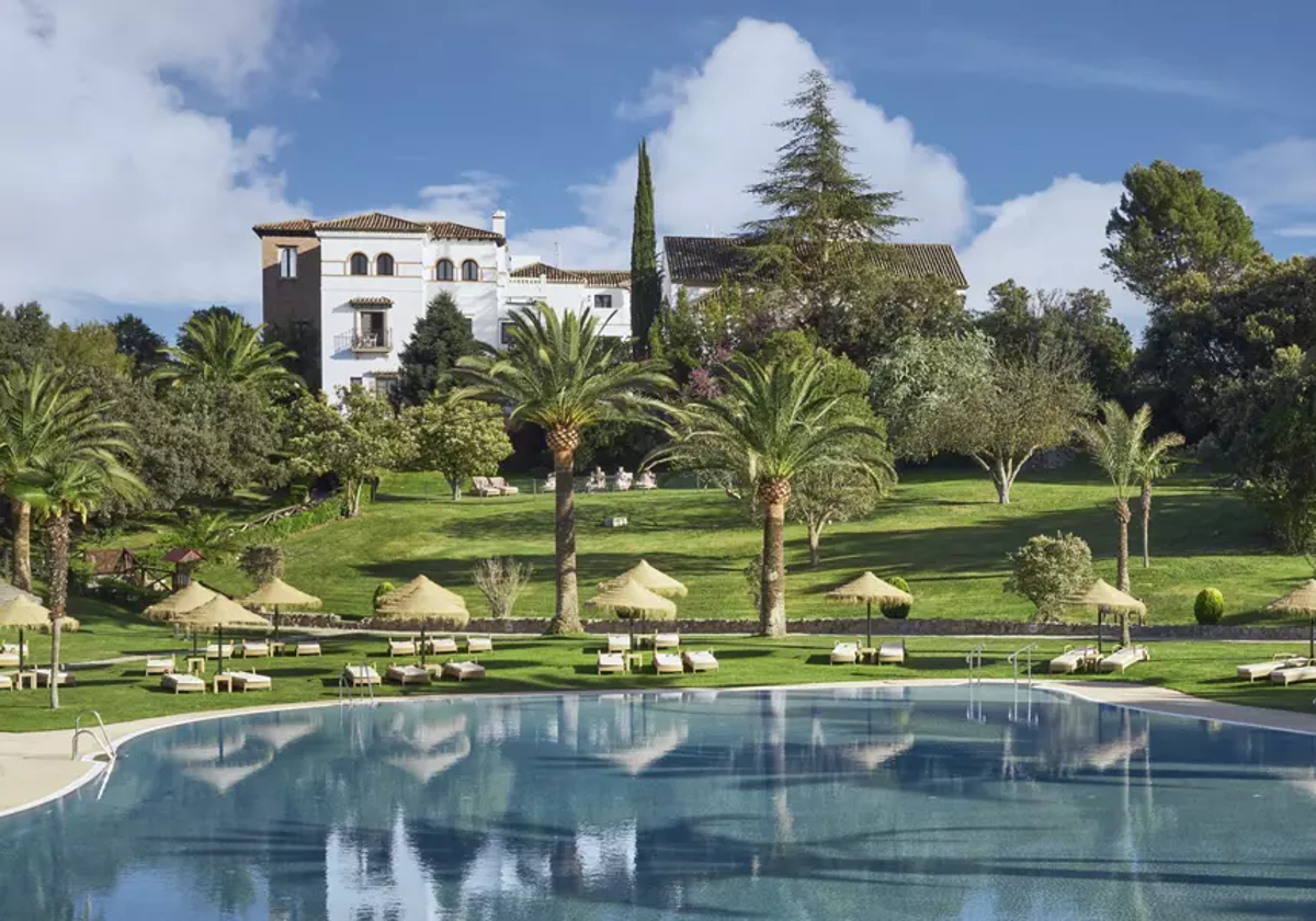 Impresionante aspecto del hotel visto desde la piscina, en imagen, como las demás, cedida por la web del establecimiento