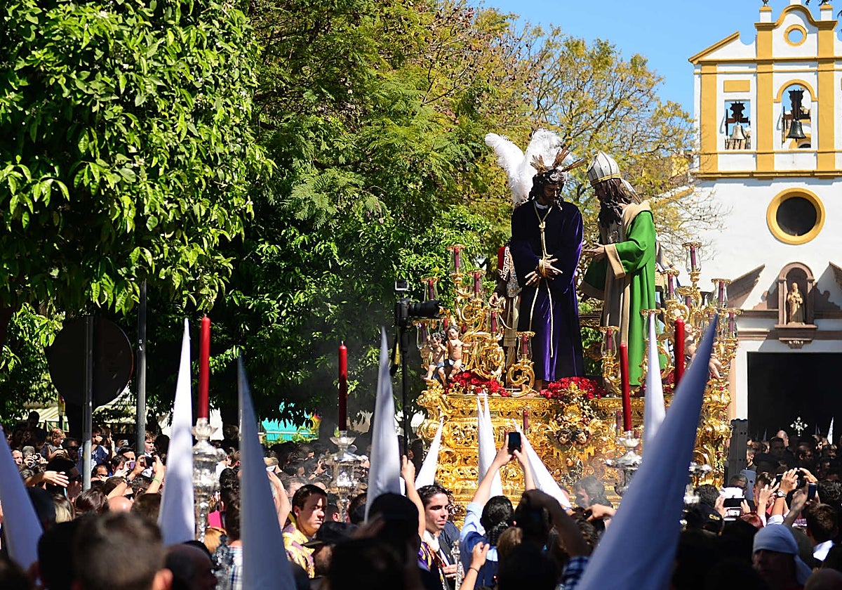 Salida del misterio de San Gonzalo en Sevilla.