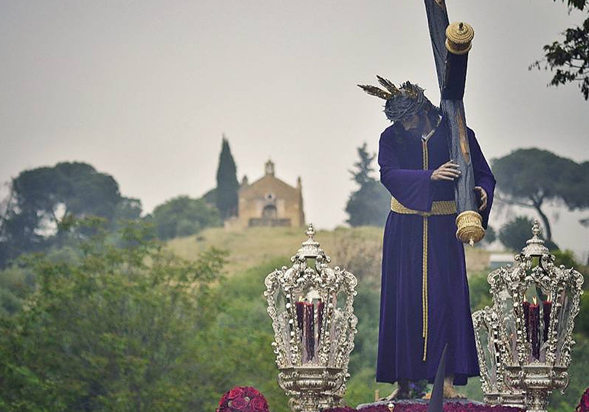 Jesús Nazareno en su paso, al amanecer en el Cerro de San Roque