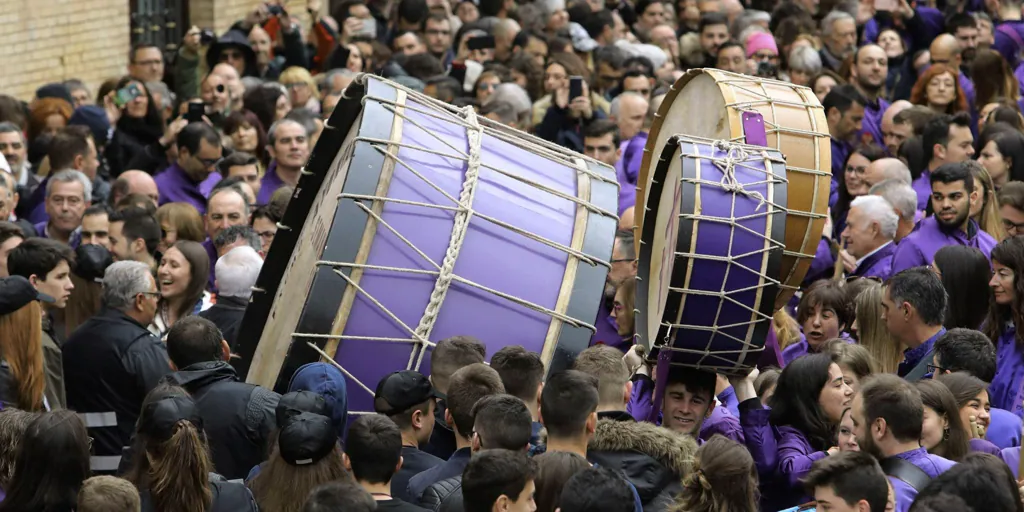 Pueblos de Teruel donde los tambores rompen la hora y sacuden el alma