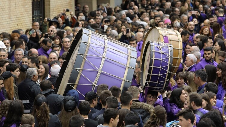 Pueblos de Teruel donde los tambores rompen la hora y sacuden el alma