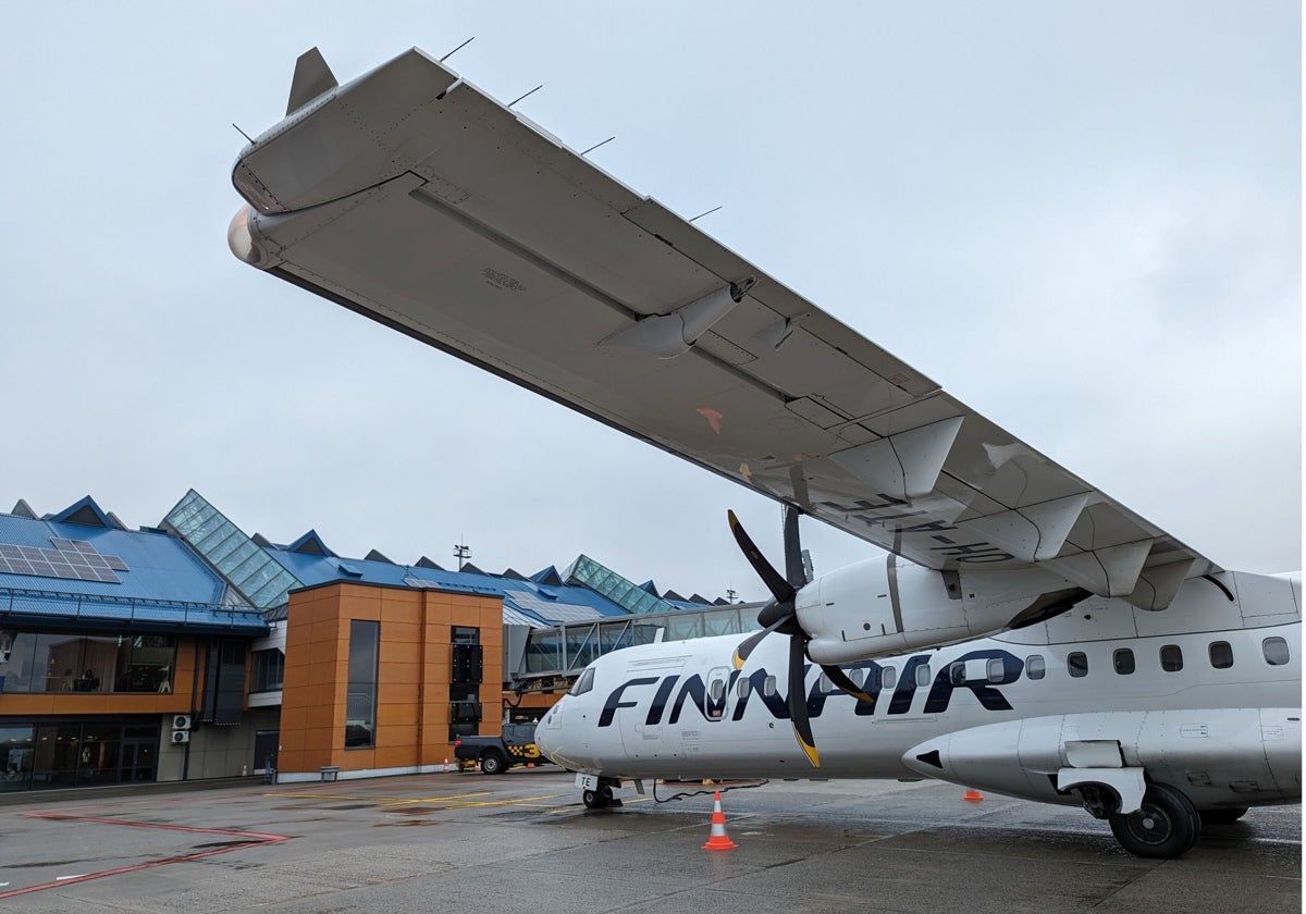 Imagen del ATR 72 500, propulsado por dos motores turbohélice, que cubre la ruta Helsinki-Tallin. La foto está tomada en el aeropuerto de Tallin